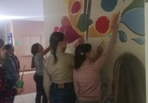 Uczestniczki koła plastycznego w czasie wykonywania muralu.